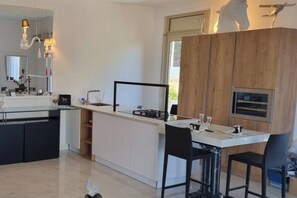 Fridge, microwave, oven, stovetop - Near Monaco - Sea View - Sleeps 2 - Pets - Parking (Beaulieu Sur Mer)