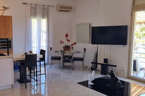 Dining - Near Monaco - Sea View - Sleeps 2 - Pets - Parking (Beaulieu Sur Mer)