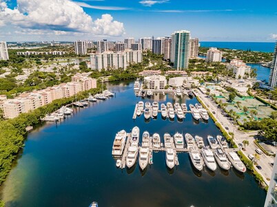 Uhost AI 3BR Condo Stunning Water Views