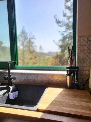 Fridge, microwave, oven, stovetop - ThePlatresNest Lovely 3-Bed House in PANO PLATRES (PANO PLATRES)