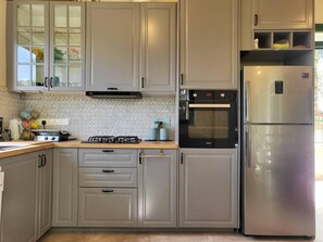 Kühlschrank, Mikrowelle, Ofen, Herdplatte