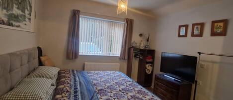 Iron/ironing board, WiFi, bed sheets