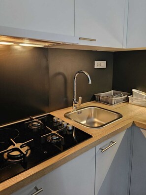 Fridge, microwave, oven, stovetop - Charming 1-Bed Apartment in Zagreb (Zagreb)