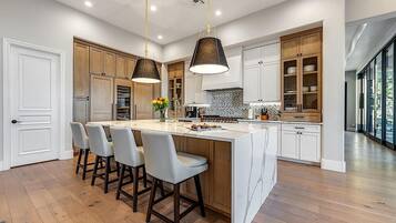 House, 4 Bedrooms | Private kitchen