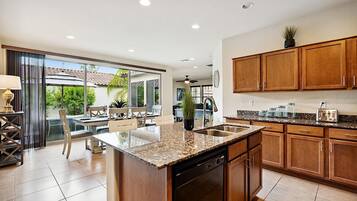 House, 3 Bedrooms | Private kitchen