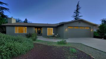 Nhà, 3 phòng ngủ | Ngoại thất