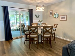 Dining - Welcoming, Roomy and Conveniently Located! (Hot Springs Village)