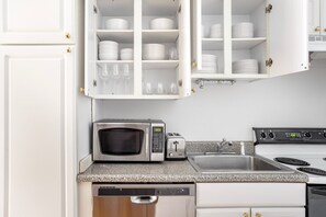 冷蔵庫、電子レンジ、オーブン、食器洗い機