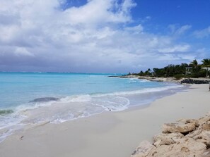 Playa en los alrededores y toallas de playa 