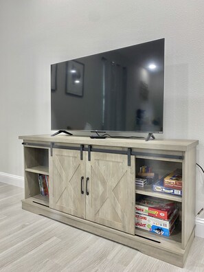 Un mueble de madera para entretenimiento con un televisor de pantalla plana montado encima.