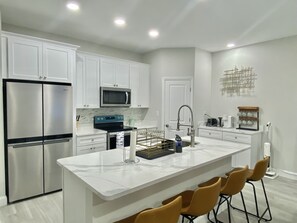 Refrigerador, microondas, horno y parrilla de estufa 