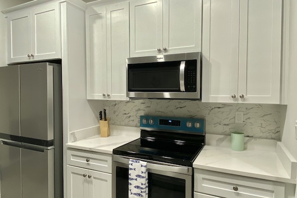 Frigorifero, microonde, forno, piano cottura