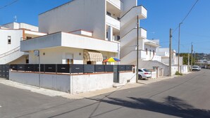 A modern two-story building with a flat roof and a balcony on the upper floor. - 2808 Case al Tacco - Appartamento Terra by Barbarhouse (Castrignano del Capo)