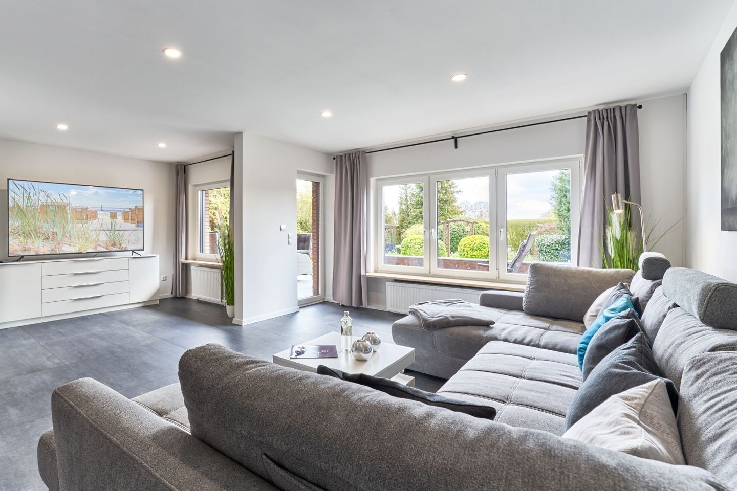 Televisión y chimenea 