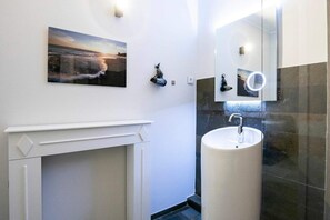 Unclassified image, 3 of 19, button