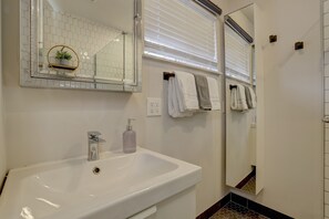 Combined shower/tub, hair dryer, towels - Modern Denver Getaway: Hot Tub, Fire Pit, King Bed (Denver)