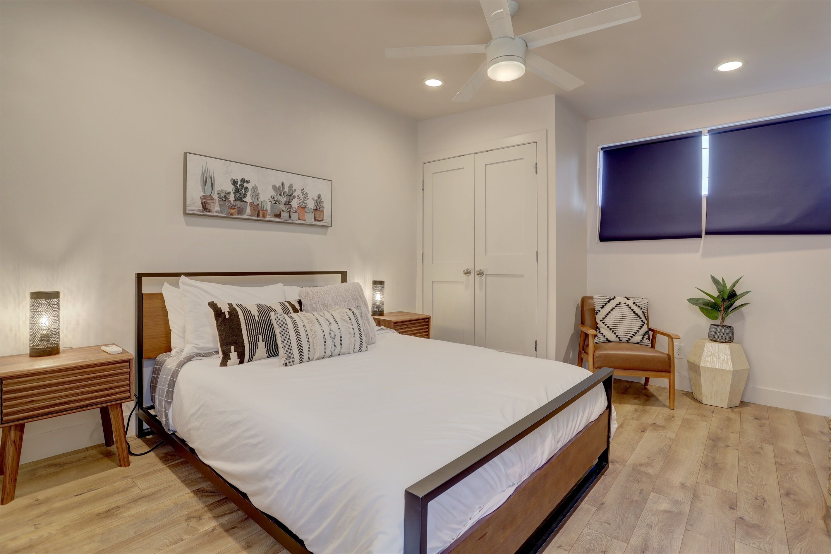 4 slaapkamers, een bureau, een strijkplank/strijkijzer, reisbedje