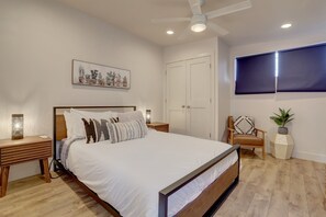 4 chambres, bureau, fer et planche à repasser, lit parapluie