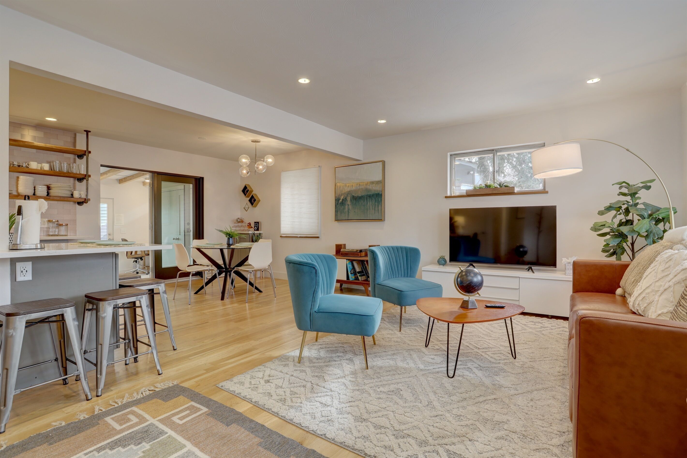 Smart-tv, boeken, een muziekbibliotheek en een kantoor