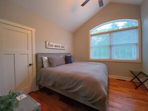 4 bedrooms, iron/ironing board, travel crib, free WiFi - Grand Traverse Therapy-Hot Tub/PoolTable/AC (Traverse City)