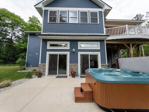 Outdoor spa tub - Grand Traverse Therapy-Hot Tub/PoolTable/AC (Traverse City)