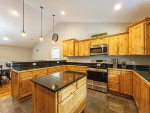 Fridge, microwave, oven, stovetop - Grand Traverse Therapy-Hot Tub/PoolTable/AC (Traverse City)