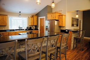 Fridge, microwave, oven, stovetop - Grand Traverse Therapy-Hot Tub/PoolTable/AC (Traverse City)