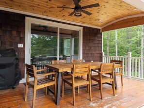 Outdoor dining - Grand Traverse Therapy-Hot Tub/PoolTable/AC (Traverse City)