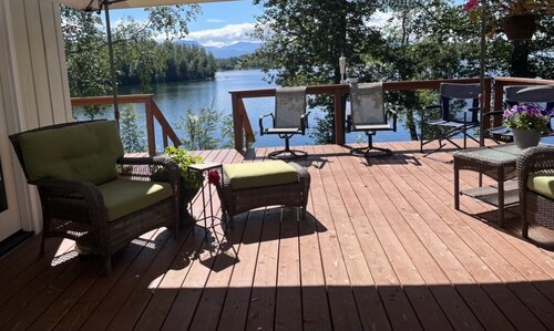 Lakeside Retreat with fantastic views