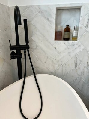 Maison de base, Plusieurs lits | Salle de bain | Serviettes fournies, savon, shampooing, papier de toilette