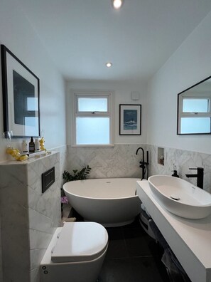 基础独立别墅, 多张床 | 浴室 | 毛巾、肥皂、洗发水、卫生纸