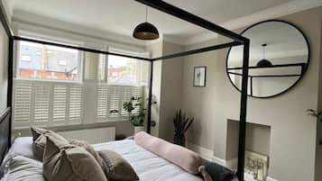 3 bedrooms, laptop workspace, iron/ironing board, bed sheets