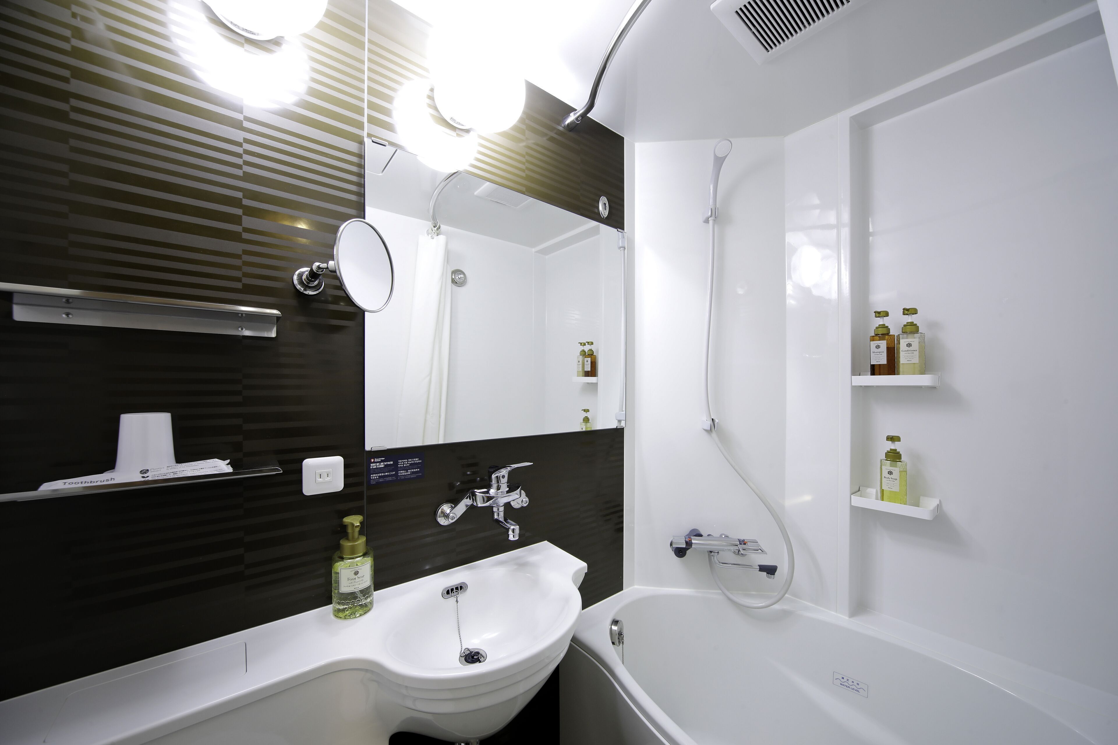 Badezimmer | Duschwanne, kostenlose Toilettenartikel, Haartrockner, Hausschuhe