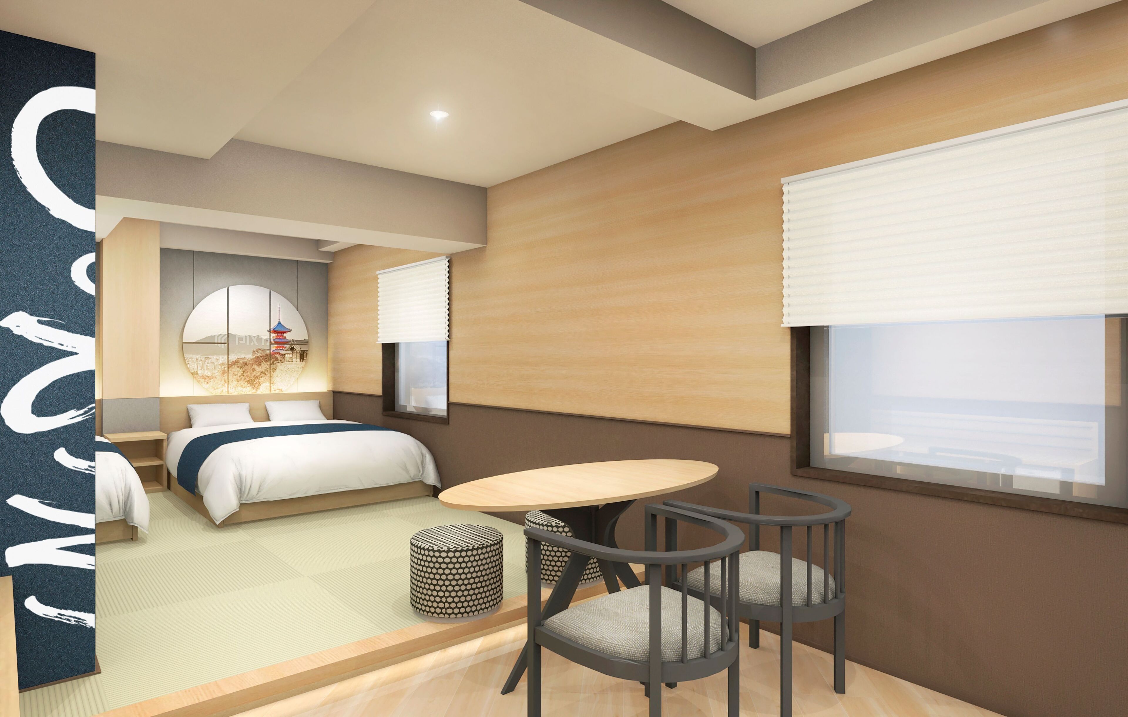 Een moderne hotelkamer met een bed, een ronde tafel, twee stoelen, een klein rond tafeltje en een raam met zonwering.