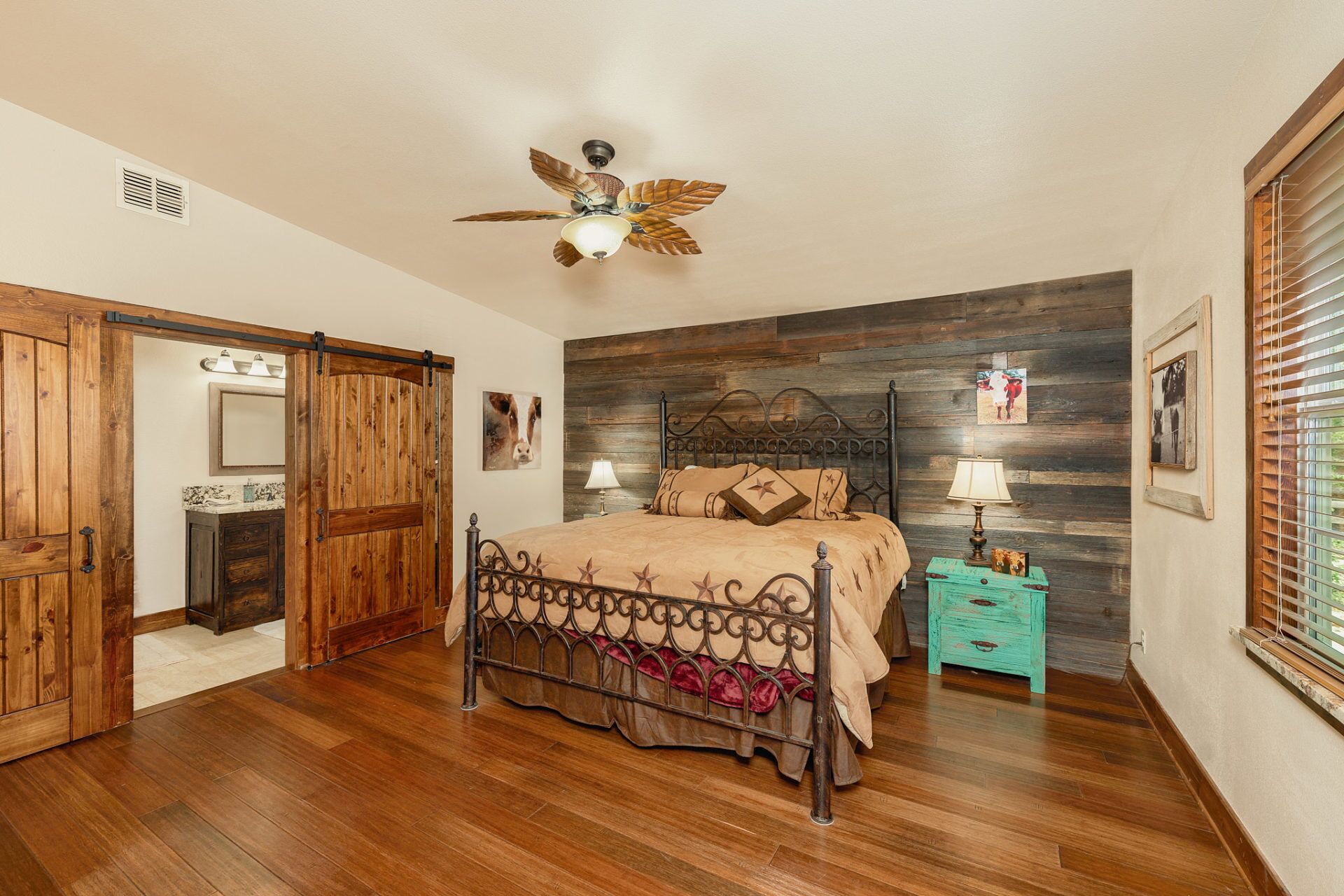 3 habitaciones, escritorio, tabla de planchar con plancha y wifi gratis 