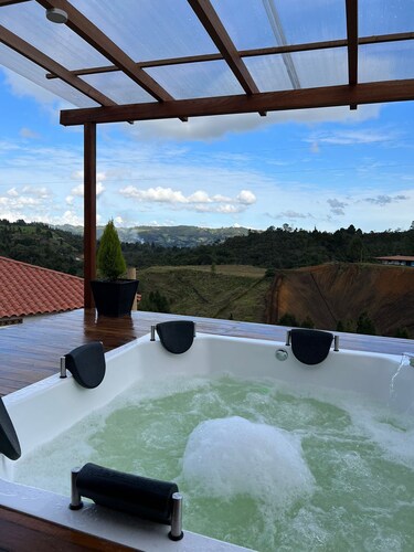 Private accommodation with Jacuzzi, wifi and BBQ area