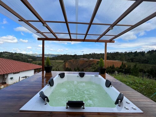 Private accommodation with Jacuzzi, wifi and BBQ area
