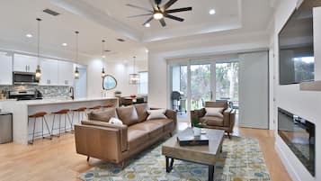 Smart TV, fireplace