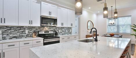 冷蔵庫、電子レンジ、オーブン、コンロ