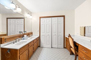Combined shower/bathtub, hair dryer, towels, soap - 1875 Historic Manor, 5 Acres Near Helen & Wineries (Baldwin)