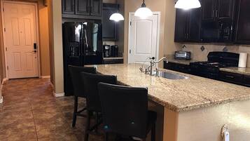 House, 3 Bedrooms | Private kitchen