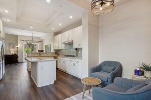 Townhome, 3 Bedrooms | Private kitchen | Oven