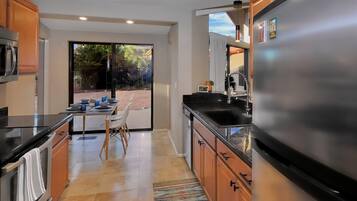 House, 3 Bedrooms | Private kitchen | Coffee/tea maker