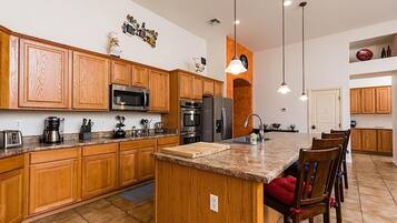 House, 4 Bedrooms | Private kitchen