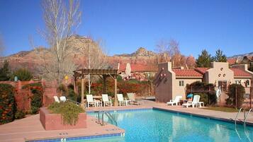 Hồ bơi ngoài trời