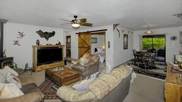 House, 3 Bedrooms | Living room