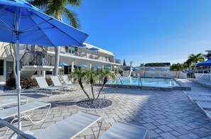 Alberca al aire libre y alberca climatizada