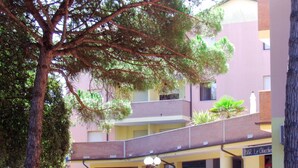 A building with a storefront labeled "VENDITE AFFITTI" and a sign for "BAR Le Chacache". - Lovely apartment for 6 people with pool, WIFI, A/C, TV, terrace and pets allowed (Rosolina)