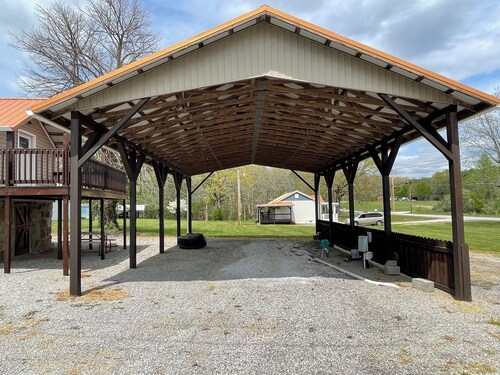 2 RV spots  full hookup, 30&50 amp sewer & water . In City limits of Sunbright