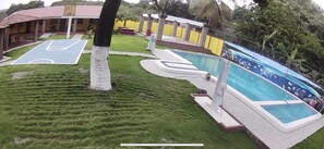 Outdoor pool - Casa De Playa 16 personas asta 350 para eventos especiales (La Libertad)